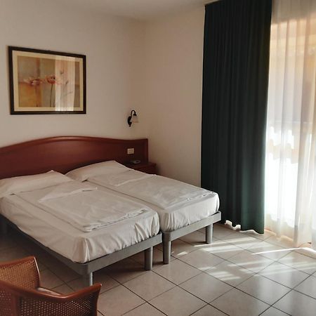 Hotel Florida ลีโมเนซุลการ์ดา ภายนอก รูปภาพ