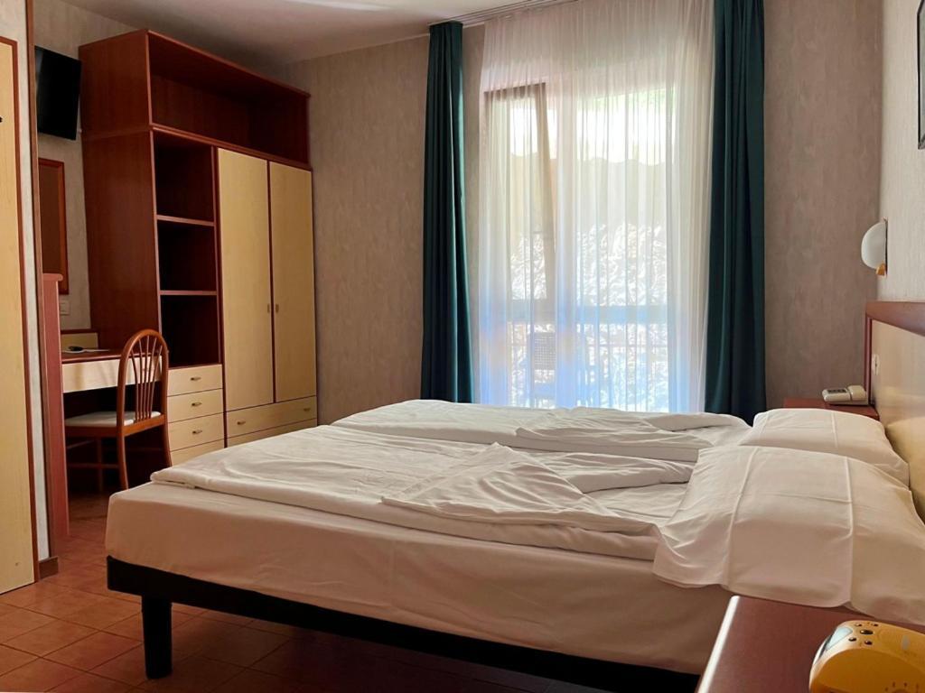Hotel Florida ลีโมเนซุลการ์ดา ภายนอก รูปภาพ