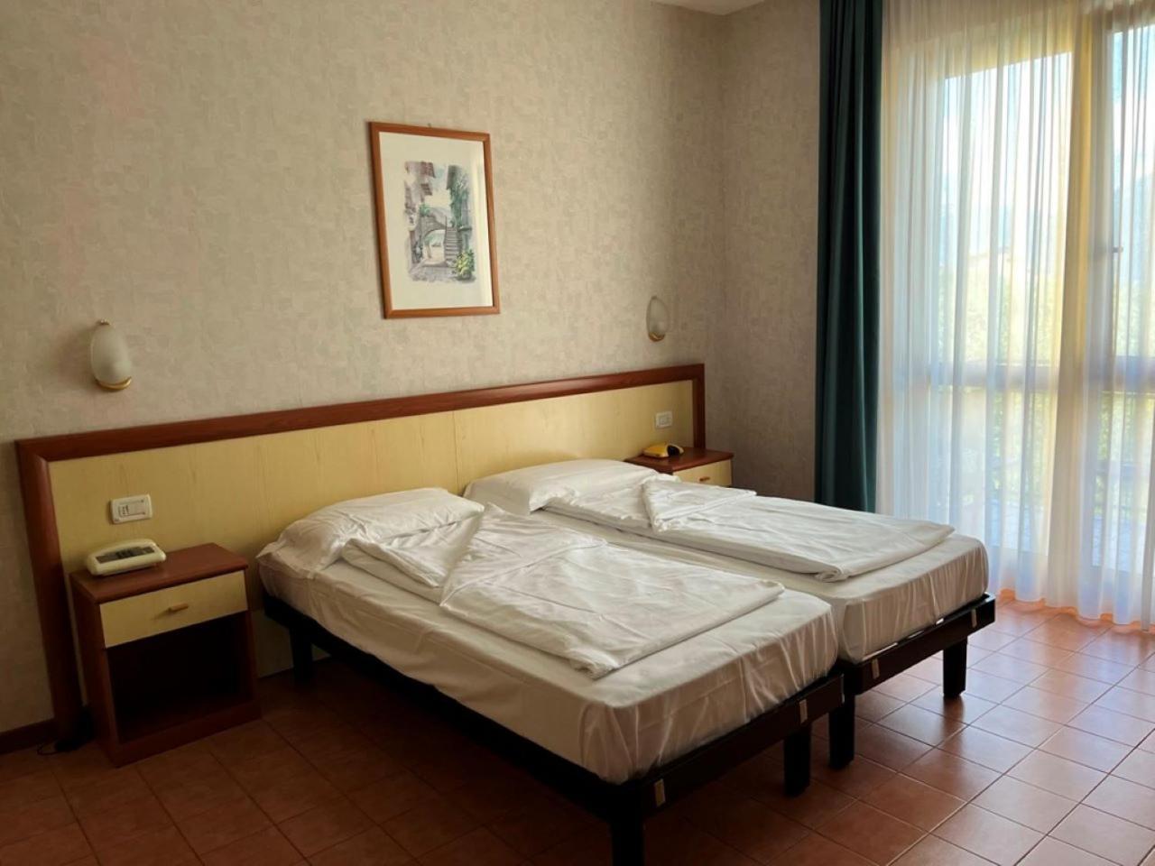 Hotel Florida ลีโมเนซุลการ์ดา ภายนอก รูปภาพ